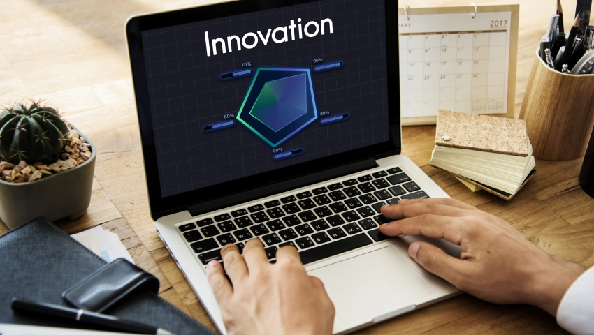 Générer du contenu par l'IA est une opportunité et une menace pour le SEO. L’IA a des avantages en termes d'efficacité et des risques de perte de créativité.