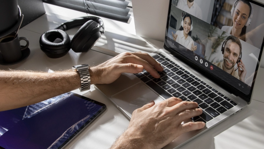 Le télétravail change la transformation numérique des entreprises. Il les pousse à adopter de nouvelles technologies et à repenser leurs modes de fonctionnement.