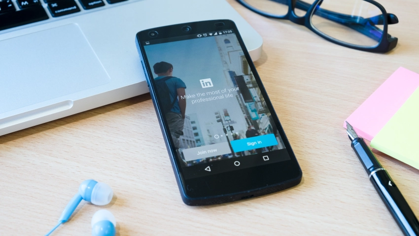 LinkedIn Ads : stratégies et astuces pour générer des leads B2B qualifiés. Optimisez vos campagnes et maximisez votre ROI.