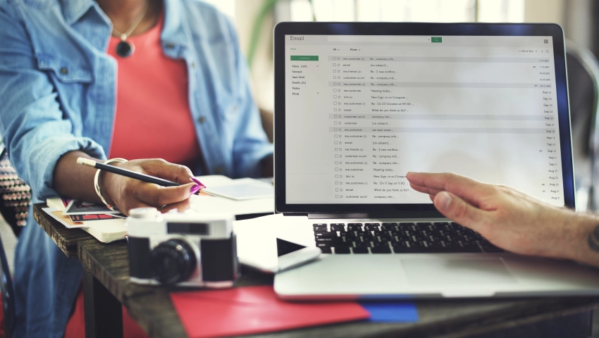 Découvrez pourquoi les newsletters sont en plein essor et comment lancer la vôtre. Conseils, stratégies et outils pour réussir.