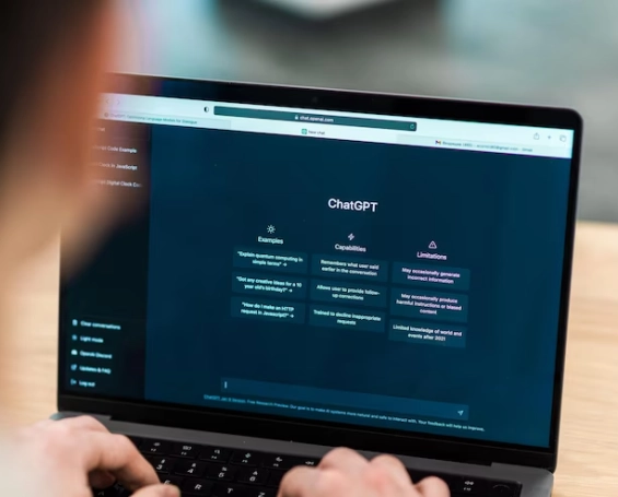L'IA est désormais au cœur des algorithmes des moteurs de recherche (Google) avec une analyse sémantique plus avancée et des contenus plus optimisés pour le SEO.