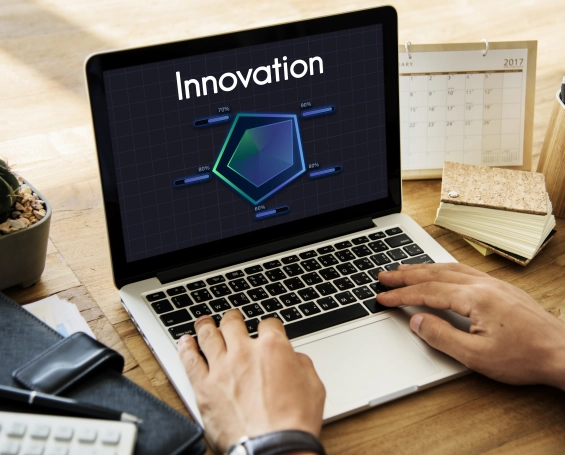 Générer du contenu par l'IA est une opportunité et une menace pour le SEO. L’IA a des avantages en termes d'efficacité et des risques de perte de créativité.