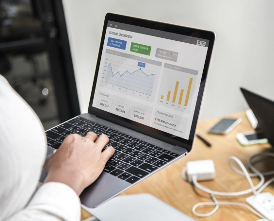 En 2025, Google Ads intègre de nouvelles avancées IA, améliore les campagnes Performance Max, il introduit le Search Max et renforce des contrôles de marque.