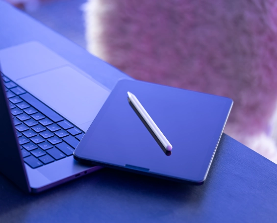 L'IA offre un énorme potentiel pour le copywriting, mais son utilisation doit être maîtrisée. Pour éviter de perdre son identité de marque, il faut humaniser son usage.