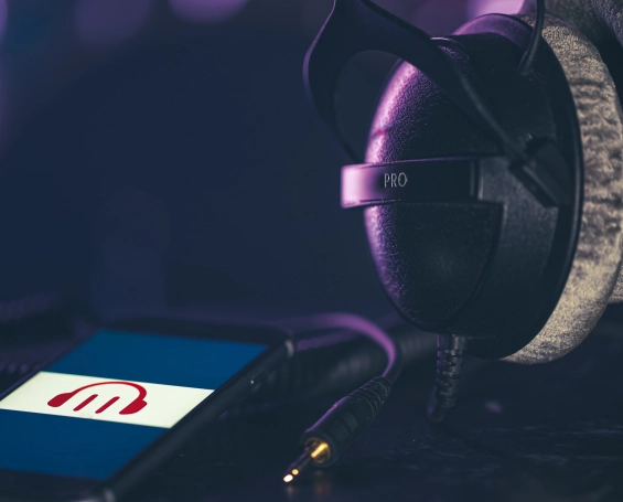 Découvrez le marketing vocal : assistants, SEO vocal, stratégies. Guide complet pour optimiser votre présence avec la voix.