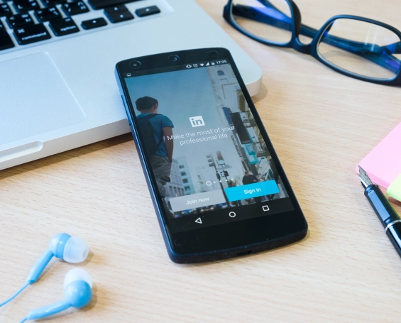 LinkedIn Ads : stratégies et astuces pour générer des leads B2B qualifiés. Optimisez vos campagnes et maximisez votre ROI.